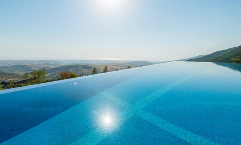 Infinity pool / vanishing edge design