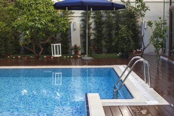 small-pool-wooden-deck
