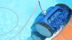 Auto-pulizia piscine vs robotica detergenti - robotica pulitore piscina sulla parete della piscina