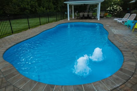 Modrý bazén ve volném tvaru se zapnutými bublinami