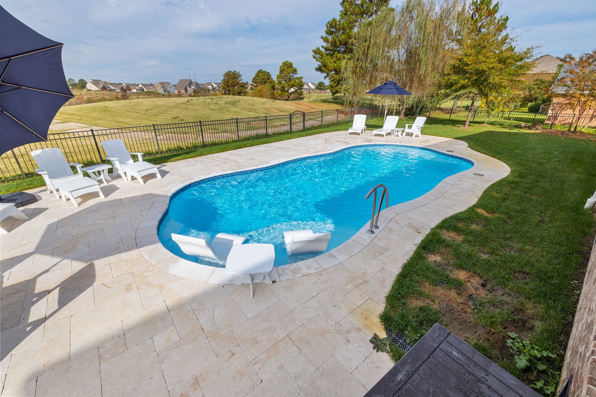 river-pools-chesapeake-curved-pool-golf-course-view