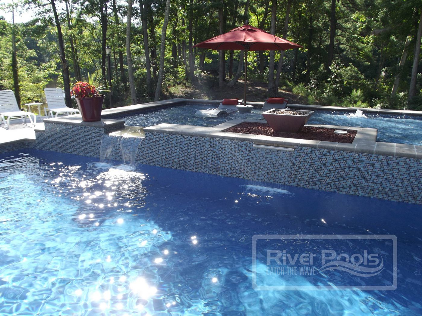 What Are the Biggest and Smallest Sizes for Fiberglass Pools?
