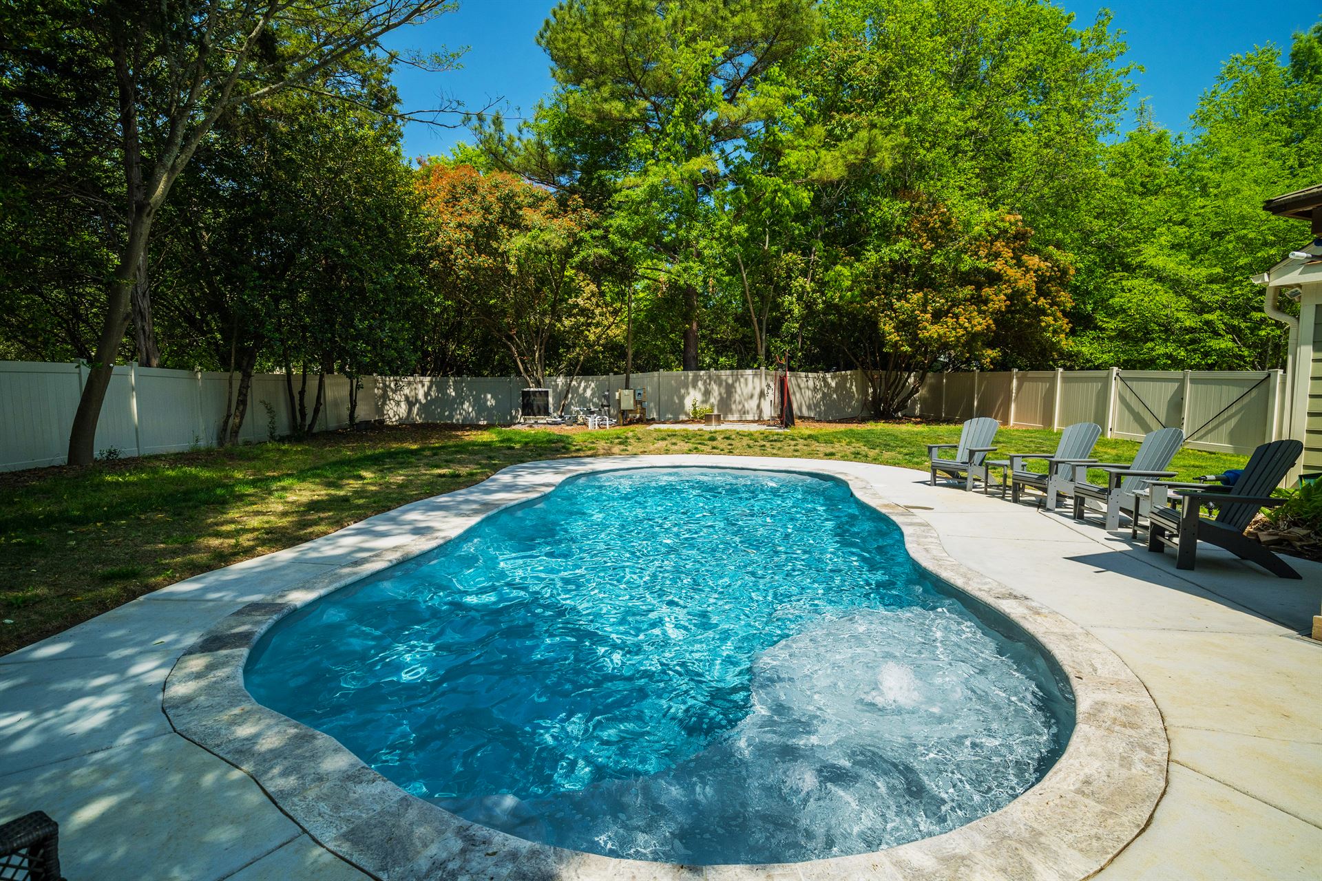 River Pools C35 in Diamond color with bubblers, brushed concrete and natural stone coping