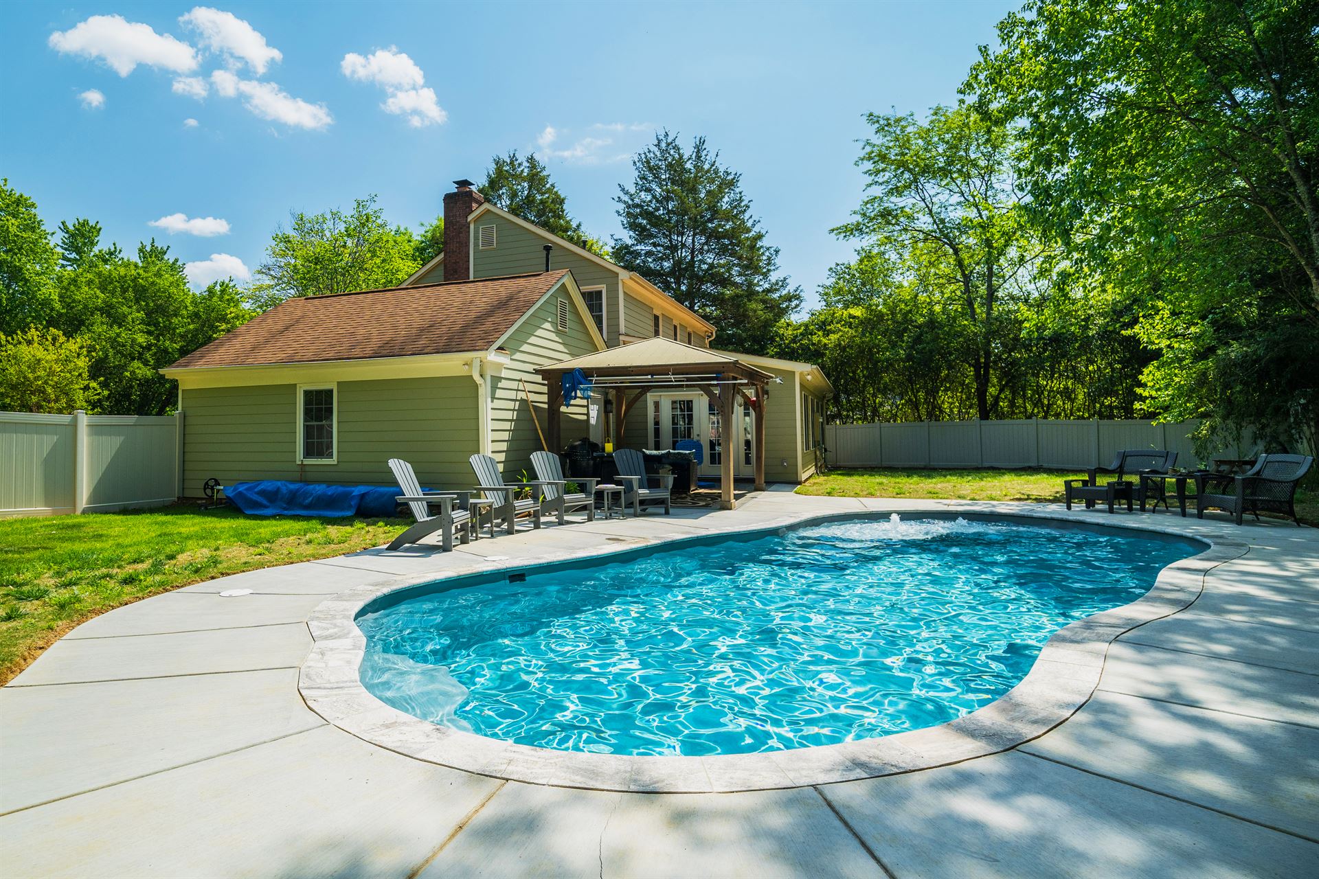 River Pools C35 in Diamond color with bubblers, brushed concrete and natural stone coping