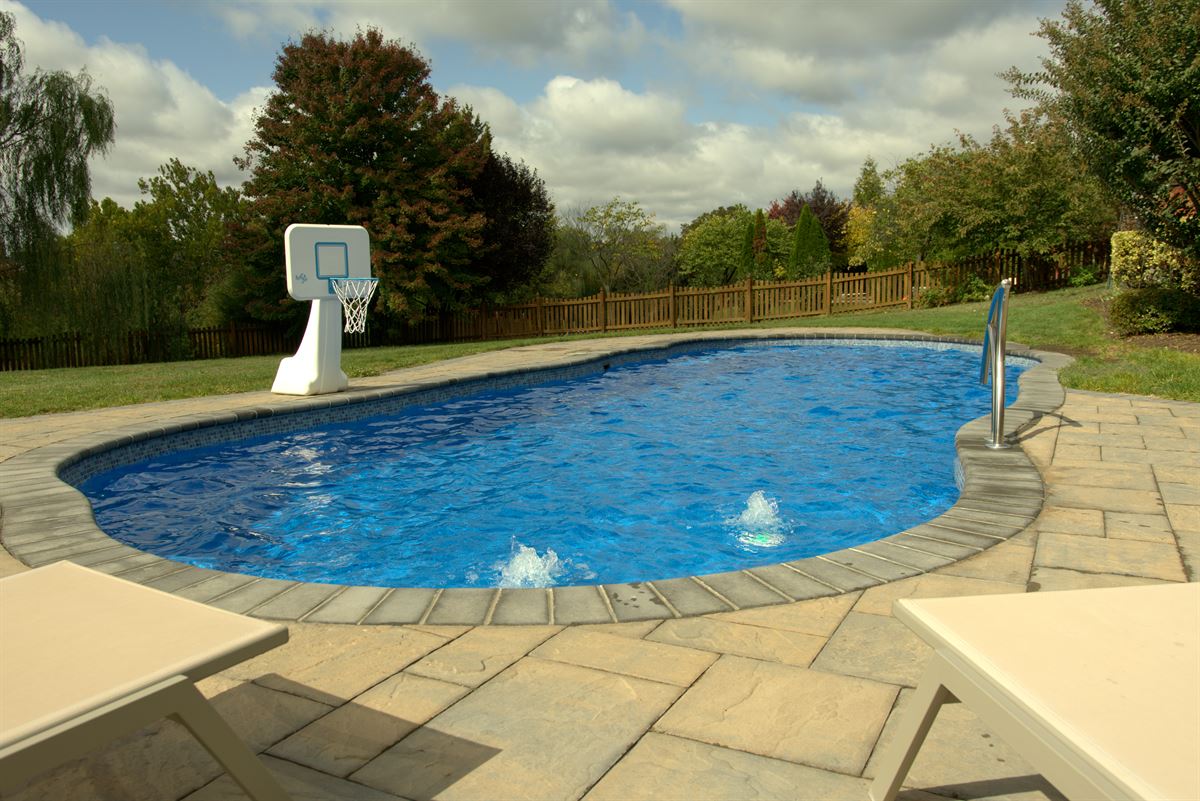 C40 pool in maya blue with bubblers