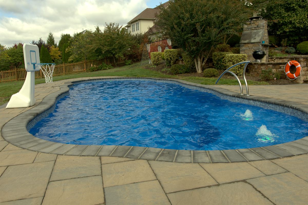 C40 pool in maya blue with bubblers