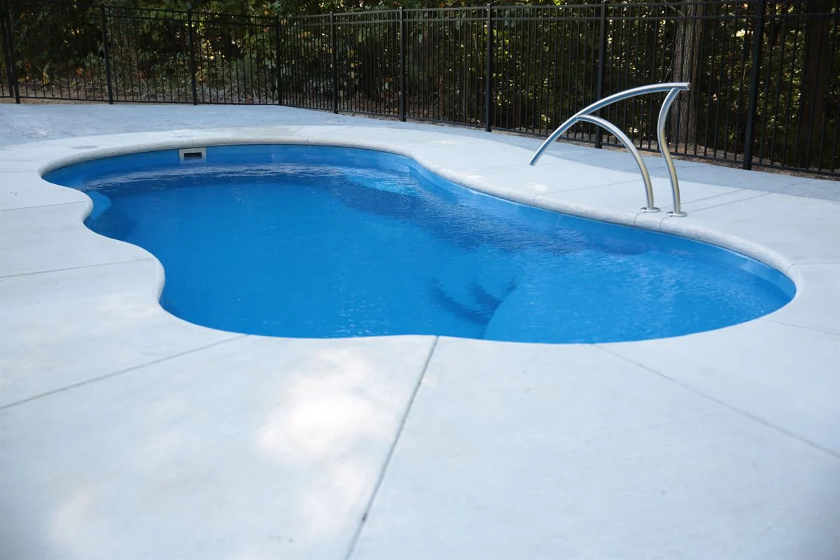 I Series in California Blue with brushed concrete coping and paver decking