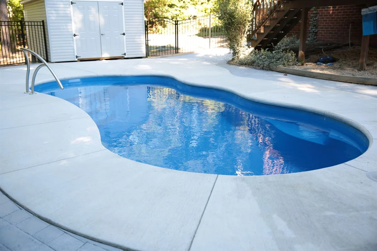 I Series in California Blue with brushed concrete coping and paver decking