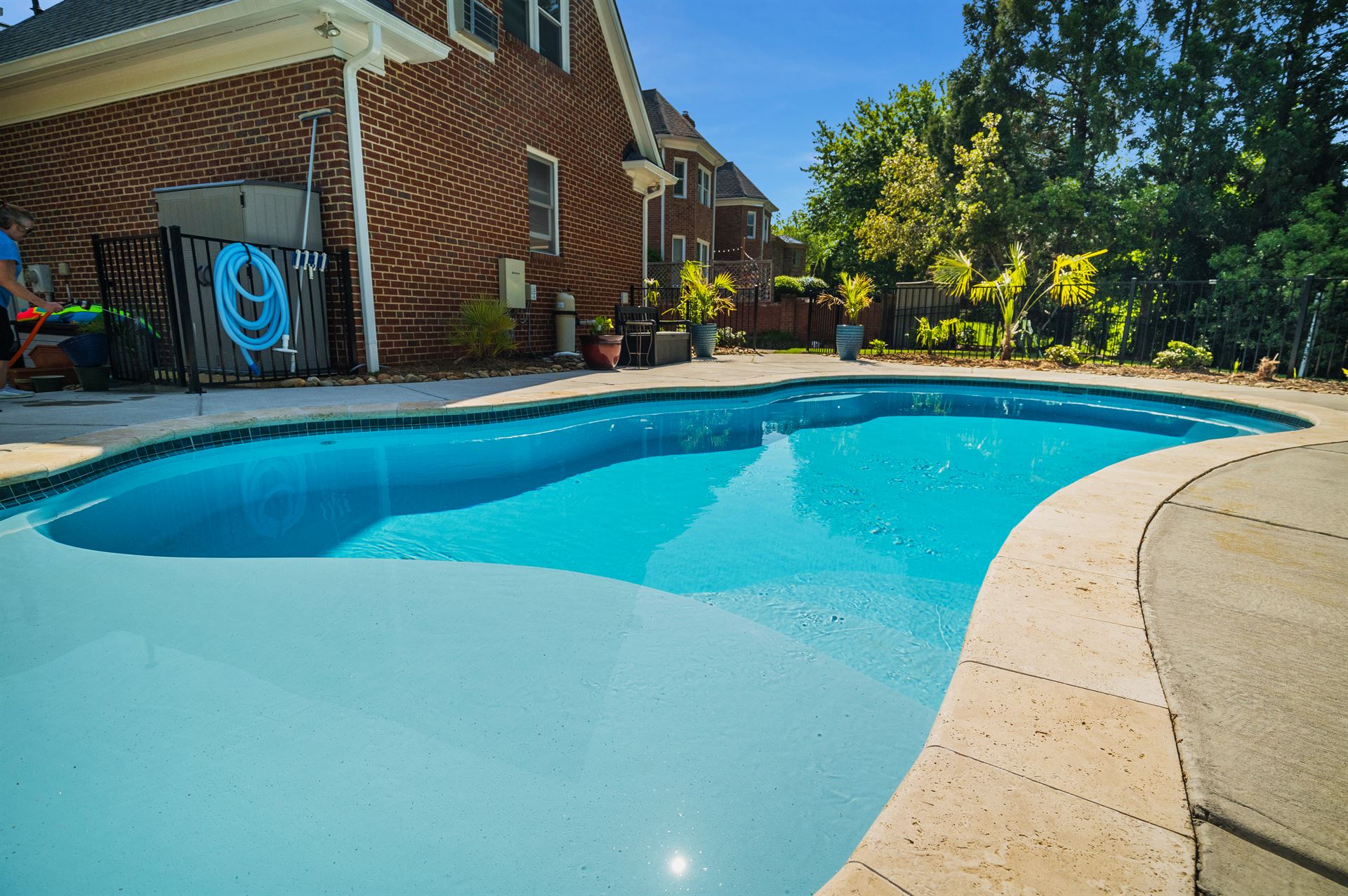 River Pools I30 in Caribbean Sparkle with brushed concrete and natural stone coping