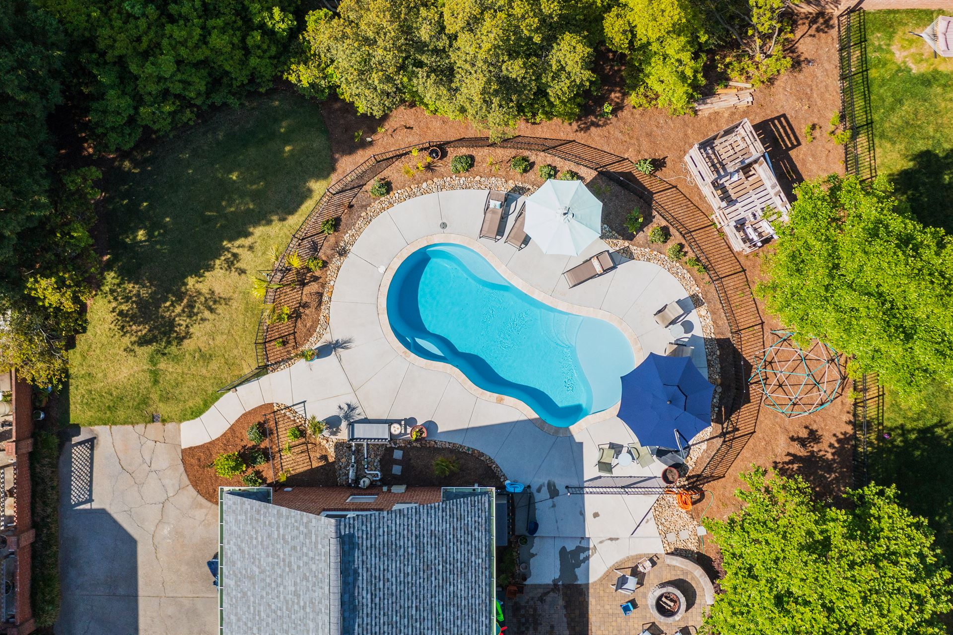 River Pools I30 in Caribbean Sparkle with brushed concrete and natural stone coping