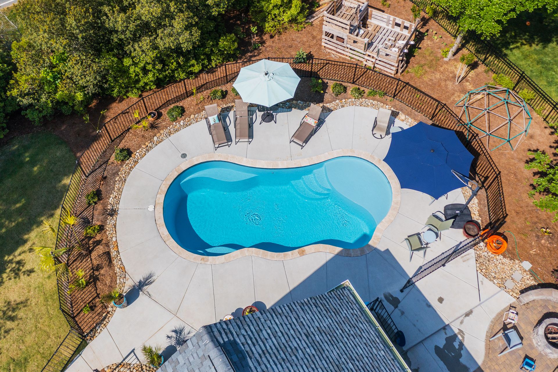 River Pools I30 in Caribbean Sparkle with brushed concrete and natural stone coping