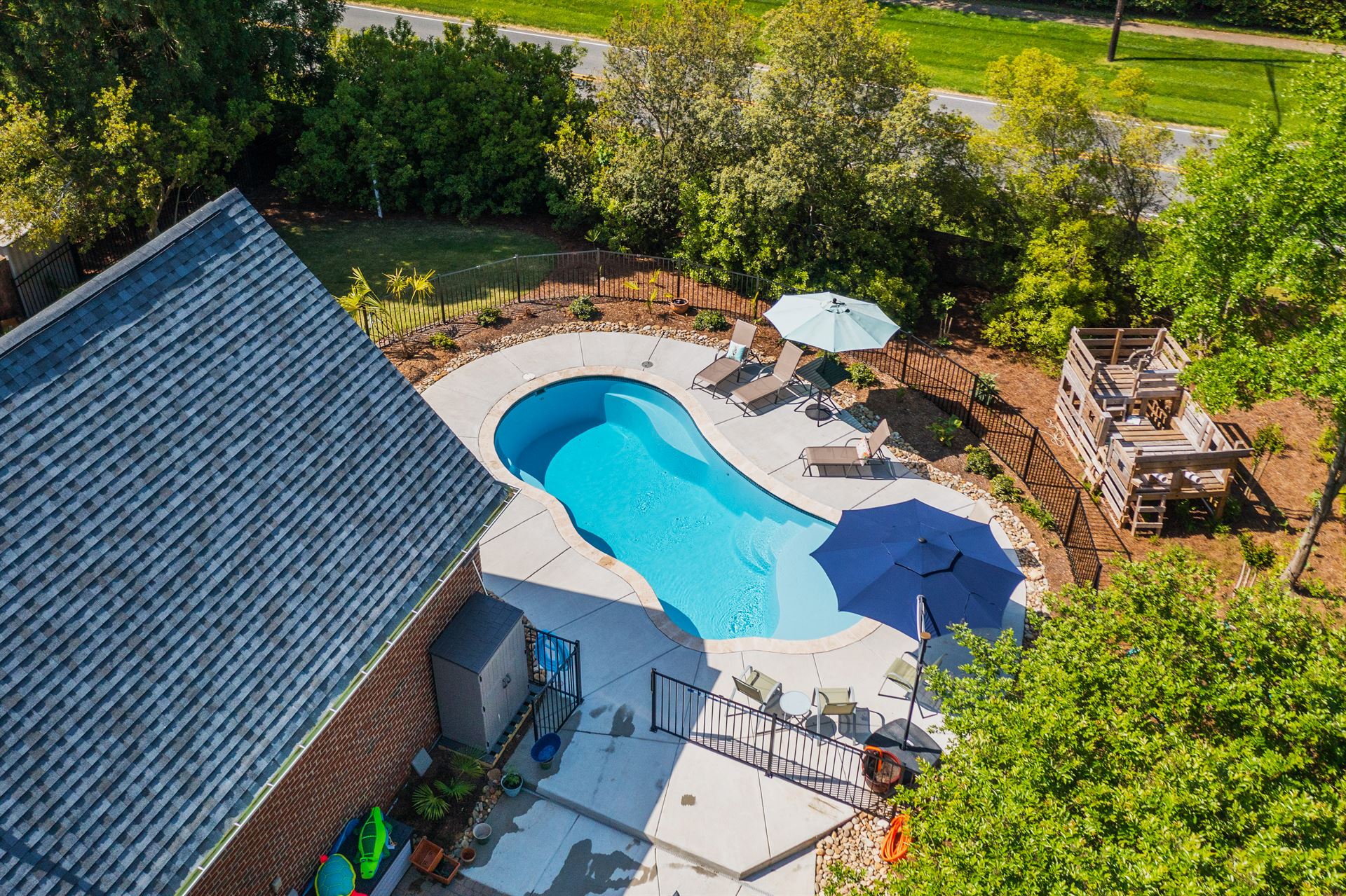 River Pools I30 in Caribbean Sparkle with brushed concrete and natural stone coping