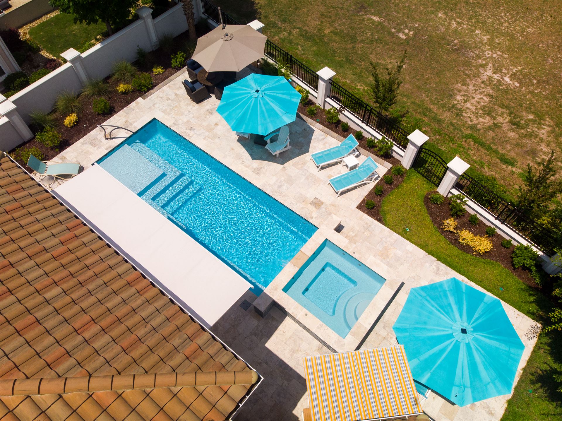  River Pools M30 + SS08 with spillway in Caribbean Sparkle with natural stone patio and coping