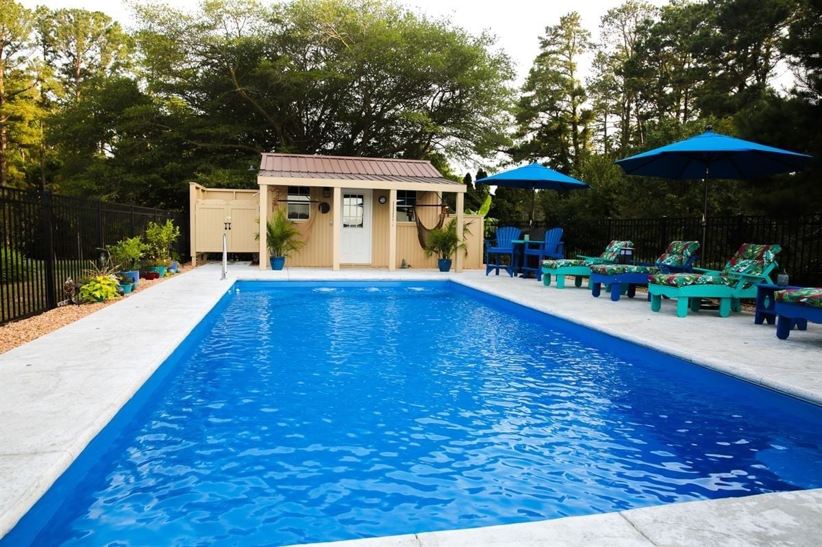 R32 pool in Maya with textured concrete deck