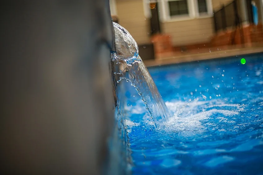 Close up of the of water spilling over the ledge of the tanning ledge into the T40