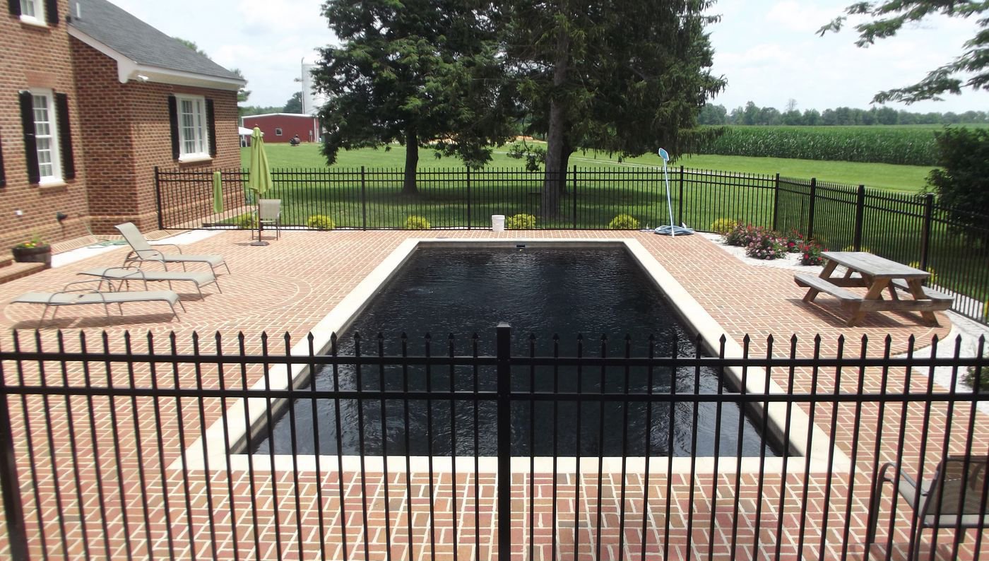 Your Swimming Pool Color Options: Concrete, Vinyl Liner, and Fiberglass